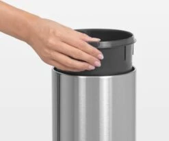 Brabantia Touch Bin Prullenbak - 3 L - Matt Steel 18 Brabantia Touch Bin Prullenbak - 3 L - Matt Steel -Huishoudelijke Schoonmaak 1200x1002 4