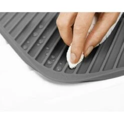 "Joseph Joseph Afdruipmat - Flume - Large - 31 X 43,5 Cm - Grijs" 11 "Joseph Joseph Afdruipmat - Flume - Large - 31 X 43,5 Cm - Grijs" -Huishoudelijke Schoonmaak 1200x1200 1011