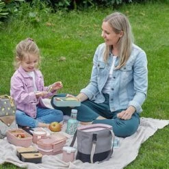 Homra Lunchbox STAQS Pink - Bento Box - 2 Laags Broodtrommel - 3 Compartimenten - Roze - Lunch To Go - Duurzaam Kunststof - BPA Vrij - 3 Vaks Lunchtrommel Voor Volwassenen - Inclusief Bestek - Magnetron, Diepvries, Vaatwasser Bestendig - Vers Houden -Huishoudelijke Schoonmaak 1200x1200 2095