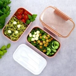 Homra Lunchbox STAQS Pink - Bento Box - 2 Laags Broodtrommel - 3 Compartimenten - Roze - Lunch To Go - Duurzaam Kunststof - BPA Vrij - 3 Vaks Lunchtrommel Voor Volwassenen - Inclusief Bestek - Magnetron, Diepvries, Vaatwasser Bestendig - Vers Houden -Huishoudelijke Schoonmaak 1200x1200 2097