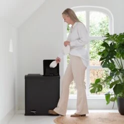 Homra NEVIQ Afvalscheiding Prullenbak Met 2 Vakken - 2 X 30 L Inhoud - Duo Pedaalemmer In Mat Zwart - 2-vaks Afvalemmer 60 Liter - Hoogwaardig RVS - Pedaal Vuilbak - Hygiënisch Afval Scheiden - Zwarte Duo Prullenbak - Dubbele Vuilnisbak -Huishoudelijke Schoonmaak 1200x1200 2652