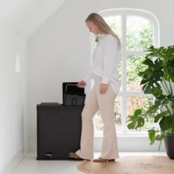 Homra NEVIQ Afvalscheiding Prullenbak Met 2 Vakken - 2 X 30 L Inhoud - Duo Pedaalemmer In Mat Zwart - 2-vaks Afvalemmer 60 Liter - Hoogwaardig RVS - Pedaal Vuilbak - Hygiënisch Afval Scheiden - Zwarte Duo Prullenbak - Dubbele Vuilnisbak -Huishoudelijke Schoonmaak 1200x1200 2653