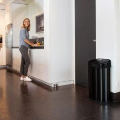 Homra FONIX Sensor Prullenbak Zwart 50 Liter - Automatische Soft Close Deksel - 50L - Zwarte Afvalemmer - Infrarood Sensor - Vuilnisbak Met Elektrische Deksel - Sensorbediening - Vingerafdrukvrij - Vuilafstotend - Zwarte Keuken En Kantoor Vuilbak -Huishoudelijke Schoonmaak 1200x1200 3141