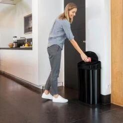 Homra FONIX Sensor Prullenbak Zwart 50 Liter - Automatische Soft Close Deksel - 50L - Zwarte Afvalemmer - Infrarood Sensor - Vuilnisbak Met Elektrische Deksel - Sensorbediening - Vingerafdrukvrij - Vuilafstotend - Zwarte Keuken En Kantoor Vuilbak -Huishoudelijke Schoonmaak 1200x1200 3142