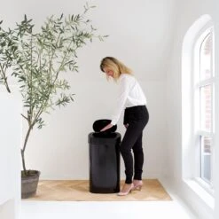 Homra FONIX Sensor Prullenbak Zwart 50 Liter - Automatische Soft Close Deksel - 50L - Zwarte Afvalemmer - Infrarood Sensor - Vuilnisbak Met Elektrische Deksel - Sensorbediening - Vingerafdrukvrij - Vuilafstotend - Zwarte Keuken En Kantoor Vuilbak -Huishoudelijke Schoonmaak 1200x1200 3144