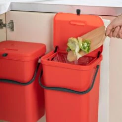 Homra Wall-up Prullenbak | Inbouwprullenbak Ophangbaar Met Plakstrip | GFT Vuilbak | Werkblak Afvalbak | Draagbare Vuilnisemmer | 12L Inhoud | Rood -Huishoudelijke Schoonmaak 1200x1200 3179