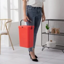 Homra Wall-up Prullenbak | Inbouwprullenbak Ophangbaar Met Plakstrip | GFT Vuilbak | Werkblak Afvalbak | Draagbare Vuilnisemmer | 12L Inhoud | Rood -Huishoudelijke Schoonmaak 1200x1200 3180