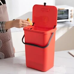Homra Wall-up Prullenbak | Inbouwprullenbak Ophangbaar Met Plakstrip | GFT Vuilbak | Werkblak Afvalbak | Draagbare Vuilnisemmer | 12L Inhoud | Rood -Huishoudelijke Schoonmaak 1200x1200 3181