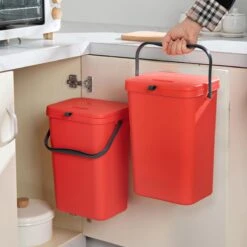 Homra Wall-up Prullenbak | Inbouwprullenbak Ophangbaar Met Plakstrip | GFT Vuilbak | Werkblak Afvalbak | Draagbare Vuilnisemmer | 12L Inhoud | Rood -Huishoudelijke Schoonmaak 1200x1200 3184