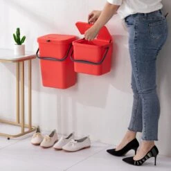 Homra Wall-up Prullenbak | Inbouwprullenbak Ophangbaar Met Plakstrip | GFT Vuilbak | Werkblak Afvalbak | Draagbare Vuilnisemmer | 12L Inhoud | Rood -Huishoudelijke Schoonmaak 1200x1200 3185