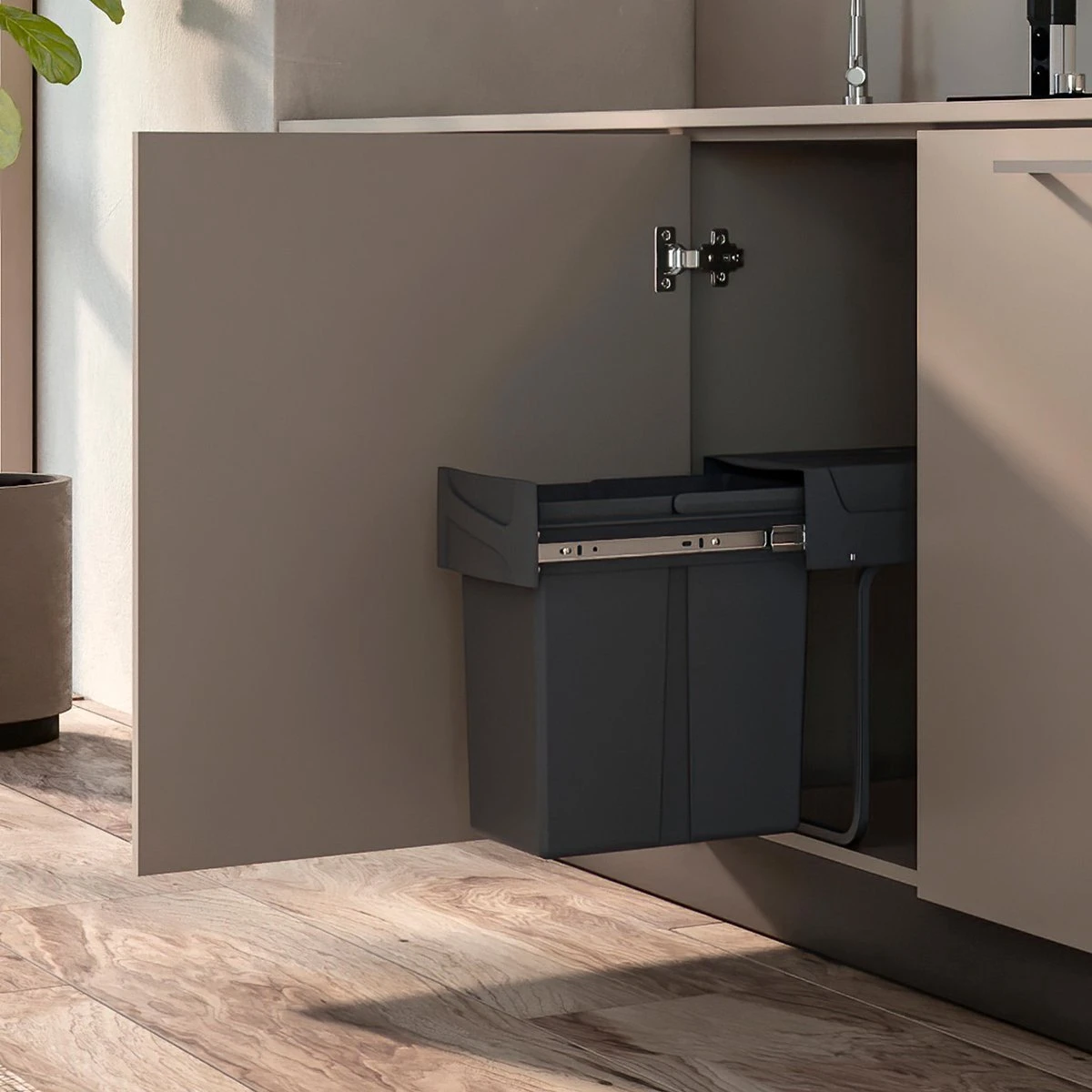 Eleganca Afvalbak 20 Liter – Inbouw Prullenbak – Inbouw Afvalemmer 20L – Uittrekbare Prullenbak – Vuilnisbak -Afvalemmer Keuken – Hygiënisch – Ruimtebesparend Vuilnisbak – Grijs – B24,6xD44xH39cm 5 Eleganca Afvalbak 20 Liter – Inbouw Prullenbak – Inbouw Afvalemmer 20L – Uittrekbare Prullenbak – Vuilnisbak -Afvalemmer Keuken – Hygiënisch – Ruimtebesparend Vuilnisbak – Grijs – B24,6xD44xH39cm - Afbeelding 3