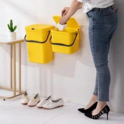 Homra Wall-up Prullenbak | Inbouwprullenbak Ophangbaar Met Plakstrip | GFT Vuilbak | Werkblak Afvalbak | Draagbare Vuilnisemmer | 8L Inhoud | Geel 25 Homra Wall-up Prullenbak | Inbouwprullenbak Ophangbaar Met Plakstrip | GFT Vuilbak | Werkblak Afvalbak | Draagbare Vuilnisemmer | 8L Inhoud | Geel -Huishoudelijke Schoonmaak 1200x1200 3209