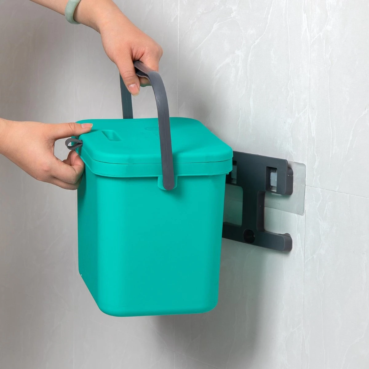 Homra Wall-up Prullenbak | Inbouwprullenbak Ophangbaar Met Plakstrip | GFT Vuilbak | Werkblak Afvalbak | Draagbare Vuilnisemmer | 8L Inhoud | Groen 3 Homra Wall-up Prullenbak | Inbouwprullenbak Ophangbaar Met Plakstrip | GFT Vuilbak | Werkblak Afvalbak | Draagbare Vuilnisemmer | 8L Inhoud | Groen