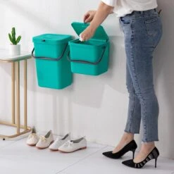 Homra Wall-up Prullenbak | Inbouwprullenbak Ophangbaar Met Plakstrip | GFT Vuilbak | Werkblak Afvalbak | Draagbare Vuilnisemmer | 8L Inhoud | Groen 22 Homra Wall-up Prullenbak | Inbouwprullenbak Ophangbaar Met Plakstrip | GFT Vuilbak | Werkblak Afvalbak | Draagbare Vuilnisemmer | 8L Inhoud | Groen -Huishoudelijke Schoonmaak 1200x1200 3221