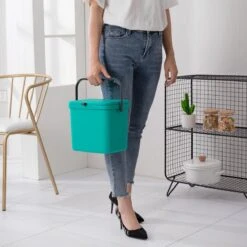 Homra Wall-up Prullenbak | Inbouwprullenbak Ophangbaar Met Plakstrip | GFT Vuilbak | Werkblak Afvalbak | Draagbare Vuilnisemmer | 8L Inhoud | Groen 24 Homra Wall-up Prullenbak | Inbouwprullenbak Ophangbaar Met Plakstrip | GFT Vuilbak | Werkblak Afvalbak | Draagbare Vuilnisemmer | 8L Inhoud | Groen -Huishoudelijke Schoonmaak 1200x1200 3223