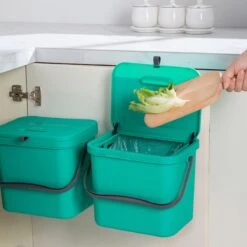 Homra Wall-up Prullenbak | Inbouwprullenbak Ophangbaar Met Plakstrip | GFT Vuilbak | Werkblak Afvalbak | Draagbare Vuilnisemmer | 8L Inhoud | Groen 25 Homra Wall-up Prullenbak | Inbouwprullenbak Ophangbaar Met Plakstrip | GFT Vuilbak | Werkblak Afvalbak | Draagbare Vuilnisemmer | 8L Inhoud | Groen -Huishoudelijke Schoonmaak 1200x1200 3224