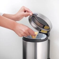 Brabantia NewIcon Wandprullenbak - 3 L - Matt Steel -Huishoudelijke Schoonmaak 1200x1200 3234