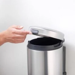 Brabantia NewIcon Wandprullenbak - 3 L - Matt Steel -Huishoudelijke Schoonmaak 1200x1200 3236