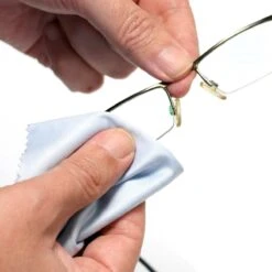 Optik- Deluxe- XXL-Microvezeldoek – Brillenpoetsdoek – Microvezeldoek Voor Brillen En Telefoon – XXL Formaat – 40CM X 40 CM 6 Optik- Deluxe- XXL-Microvezeldoek – Brillenpoetsdoek – Microvezeldoek Voor Brillen En Telefoon – XXL Formaat – 40CM X 40 CM -Huishoudelijke Schoonmaak 1200x1200 3333