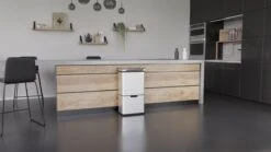 Homra DEXER Afvalscheiding Prullenbak - 4 Vakken - 60 Liter (2×18L + 2×12L) - Recycle Sensor Prullenbak - RVS Afvalemmer - Afvalscheidingsprullenbak - Design Keuken Afvalemmer - Automatische Lucht- En Bacterie Filter - Soft Close Deksel – Kleur Wit -Huishoudelijke Schoonmaak 1200x674 4