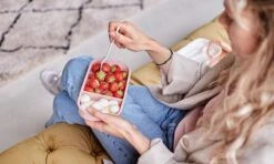 Homra Lunchbox STAQS Pink - Bento Box - 2 Laags Broodtrommel - 3 Compartimenten - Roze - Lunch To Go - Duurzaam Kunststof - BPA Vrij - 3 Vaks Lunchtrommel Voor Volwassenen - Inclusief Bestek - Magnetron, Diepvries, Vaatwasser Bestendig - Vers Houden -Huishoudelijke Schoonmaak 1200x720 6