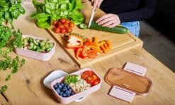 Homra Lunchbox STAQS Pink - Bento Box - 2 Laags Broodtrommel - 3 Compartimenten - Roze - Lunch To Go - Duurzaam Kunststof - BPA Vrij - 3 Vaks Lunchtrommel Voor Volwassenen - Inclusief Bestek - Magnetron, Diepvries, Vaatwasser Bestendig - Vers Houden -Huishoudelijke Schoonmaak 1200x720 7