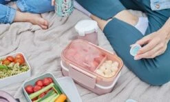 Homra Lunchbox STAQS Pink - Bento Box - 2 Laags Broodtrommel - 3 Compartimenten - Roze - Lunch To Go - Duurzaam Kunststof - BPA Vrij - 3 Vaks Lunchtrommel Voor Volwassenen - Inclusief Bestek - Magnetron, Diepvries, Vaatwasser Bestendig - Vers Houden -Huishoudelijke Schoonmaak 1200x720 8