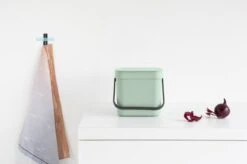 Brabantia Sort & Go Aanrecht Afvalbakje - 3 L - Jade Green 18 Brabantia Sort & Go Aanrecht Afvalbakje - 3 L - Jade Green -Huishoudelijke Schoonmaak 1200x799 65