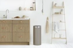 Brabantia Touch Bin Prullenbak - 30 L - Platinum / Matt Steel Fingerprint Proof Deksel -Huishoudelijke Schoonmaak 1200x799 80