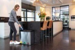 Homra STEPHS Afvalscheiding Prullenbak Met 3 Vakken - 3 X 20L Inhoud - Trio Pedaalemmer - 60 Liter - Vingerafdrukvrij - Vuilafstotend - Anti-slip - Hoogwaardig RVS - Duurzaam ABS Kunststof - RVS - Hygiënisch Recyclen - Afvalscheidingsprullenbak -Huishoudelijke Schoonmaak 1200x800 125