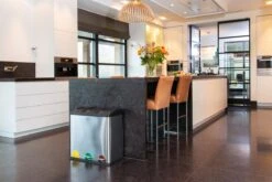 Homra STEPHS Afvalscheiding Prullenbak Met 3 Vakken - 3 X 20L Inhoud - Trio Pedaalemmer - 60 Liter - Vingerafdrukvrij - Vuilafstotend - Anti-slip - Hoogwaardig RVS - Duurzaam ABS Kunststof - RVS - Hygiënisch Recyclen - Afvalscheidingsprullenbak -Huishoudelijke Schoonmaak 1200x800 126