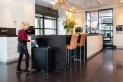 Homra NEVIQ Afvalscheiding Prullenbak Met 2 Vakken - 2 X 30 L Inhoud - Duo Pedaalemmer In Mat Zwart - 2-vaks Afvalemmer 60 Liter - Hoogwaardig RVS - Pedaal Vuilbak - Hygiënisch Afval Scheiden - Zwarte Duo Prullenbak - Dubbele Vuilnisbak -Huishoudelijke Schoonmaak 1200x800 127