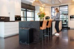 Homra NEVIQ Afvalscheiding Prullenbak Met 2 Vakken - 2 X 30 L Inhoud - Duo Pedaalemmer In Mat Zwart - 2-vaks Afvalemmer 60 Liter - Hoogwaardig RVS - Pedaal Vuilbak - Hygiënisch Afval Scheiden - Zwarte Duo Prullenbak - Dubbele Vuilnisbak -Huishoudelijke Schoonmaak 1200x800 128