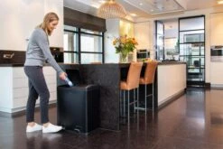 Homra NEVIQ Afvalscheiding Prullenbak Met 2 Vakken - 2 X 30 L Inhoud - Duo Pedaalemmer In Mat Zwart - 2-vaks Afvalemmer 60 Liter - Hoogwaardig RVS - Pedaal Vuilbak - Hygiënisch Afval Scheiden - Zwarte Duo Prullenbak - Dubbele Vuilnisbak -Huishoudelijke Schoonmaak 1200x800 129