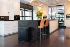 Homra NEVIQ Afvalscheiding Prullenbak Met 2 Vakken - 2 X 30 L Inhoud - Duo Pedaalemmer In Mat Zwart - 2-vaks Afvalemmer 60 Liter - Hoogwaardig RVS - Pedaal Vuilbak - Hygiënisch Afval Scheiden - Zwarte Duo Prullenbak - Dubbele Vuilnisbak -Huishoudelijke Schoonmaak 1200x800 130