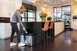 Homra STEPHS Afvalscheiding Prullenbak Met 3 Vakken - 3 X 15L Inhoud - Trio Pedaalemmer - 45 Liter - Vingerafdrukvrij - Vuilafstotend - Anti-slip - Hoogwaardig RVS - Duurzaam ABS Kunststof - RVS - Hygiënisch Recyclen - Afvalscheidingsprullenbak 27 Homra STEPHS Afvalscheiding Prullenbak Met 3 Vakken - 3 X 15L Inhoud - Trio Pedaalemmer - 45 Liter - Vingerafdrukvrij - Vuilafstotend - Anti-slip - Hoogwaardig RVS - Duurzaam ABS Kunststof - RVS - Hygiënisch Recyclen - Afvalscheidingsprullenbak -Huishoudelijke Schoonmaak 1200x800 134