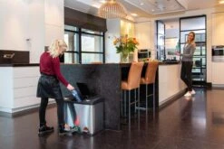 Homra STEPHS Afvalscheiding Prullenbak Met 3 Vakken - 3 X 15L Inhoud - Trio Pedaalemmer - 45 Liter - Vingerafdrukvrij - Vuilafstotend - Anti-slip - Hoogwaardig RVS - Duurzaam ABS Kunststof - RVS - Hygiënisch Recyclen - Afvalscheidingsprullenbak 28 Homra STEPHS Afvalscheiding Prullenbak Met 3 Vakken - 3 X 15L Inhoud - Trio Pedaalemmer - 45 Liter - Vingerafdrukvrij - Vuilafstotend - Anti-slip - Hoogwaardig RVS - Duurzaam ABS Kunststof - RVS - Hygiënisch Recyclen - Afvalscheidingsprullenbak -Huishoudelijke Schoonmaak 1200x800 135