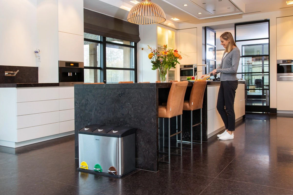 Homra STEPHS Afvalscheiding Prullenbak Met 3 Vakken - 3 X 15L Inhoud - Trio Pedaalemmer - 45 Liter - Vingerafdrukvrij - Vuilafstotend - Anti-slip - Hoogwaardig RVS - Duurzaam ABS Kunststof - RVS - Hygiënisch Recyclen - Afvalscheidingsprullenbak 12 Homra STEPHS Afvalscheiding Prullenbak Met 3 Vakken - 3 X 15L Inhoud - Trio Pedaalemmer - 45 Liter - Vingerafdrukvrij - Vuilafstotend - Anti-slip - Hoogwaardig RVS - Duurzaam ABS Kunststof - RVS - Hygiënisch Recyclen - Afvalscheidingsprullenbak - Afbeelding 10