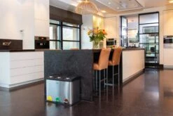 Homra STEPHS Afvalscheiding Prullenbak Met 3 Vakken - 3 X 15L Inhoud - Trio Pedaalemmer - 45 Liter - Vingerafdrukvrij - Vuilafstotend - Anti-slip - Hoogwaardig RVS - Duurzaam ABS Kunststof - RVS - Hygiënisch Recyclen - Afvalscheidingsprullenbak 30 Homra STEPHS Afvalscheiding Prullenbak Met 3 Vakken - 3 X 15L Inhoud - Trio Pedaalemmer - 45 Liter - Vingerafdrukvrij - Vuilafstotend - Anti-slip - Hoogwaardig RVS - Duurzaam ABS Kunststof - RVS - Hygiënisch Recyclen - Afvalscheidingsprullenbak -Huishoudelijke Schoonmaak 1200x800 137