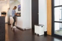 Homra BLINQ Afvalscheiding Prullenbak Met 2 Vakken - 2 X 15 L Inhoud - Duo Pedaalemmer Wit - Afvalemmer 30 Liter - Recycle Afvalbak - Witte Afvalscheidingsprullenbak - Hygiënisch Afval Scheiden - Keuken Vuilbak - Kantoor 23 Homra BLINQ Afvalscheiding Prullenbak Met 2 Vakken - 2 X 15 L Inhoud - Duo Pedaalemmer Wit - Afvalemmer 30 Liter - Recycle Afvalbak - Witte Afvalscheidingsprullenbak - Hygiënisch Afval Scheiden - Keuken Vuilbak - Kantoor -Huishoudelijke Schoonmaak 1200x800 138