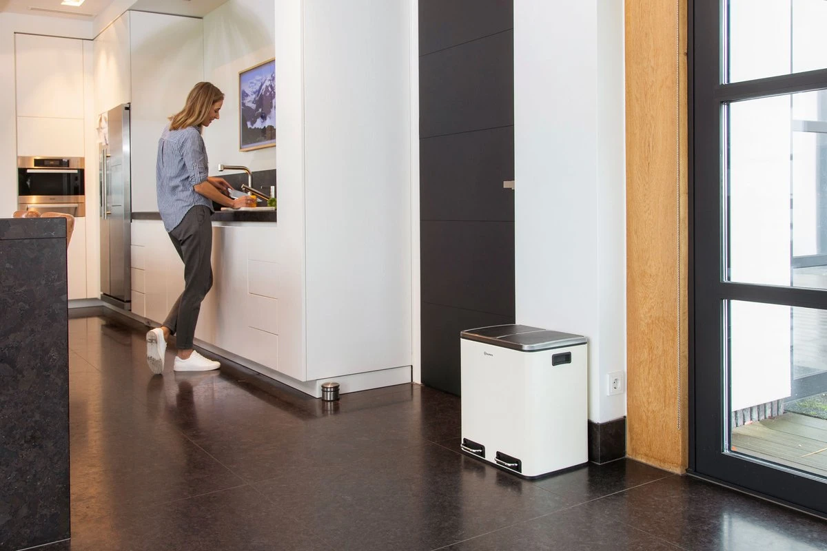 Homra BLINQ Afvalscheiding Prullenbak Met 2 Vakken - 2 X 15 L Inhoud - Duo Pedaalemmer Wit - Afvalemmer 30 Liter - Recycle Afvalbak - Witte Afvalscheidingsprullenbak - Hygiënisch Afval Scheiden - Keuken Vuilbak - Kantoor 6 Homra BLINQ Afvalscheiding Prullenbak Met 2 Vakken - 2 X 15 L Inhoud - Duo Pedaalemmer Wit - Afvalemmer 30 Liter - Recycle Afvalbak - Witte Afvalscheidingsprullenbak - Hygiënisch Afval Scheiden - Keuken Vuilbak - Kantoor - Afbeelding 4