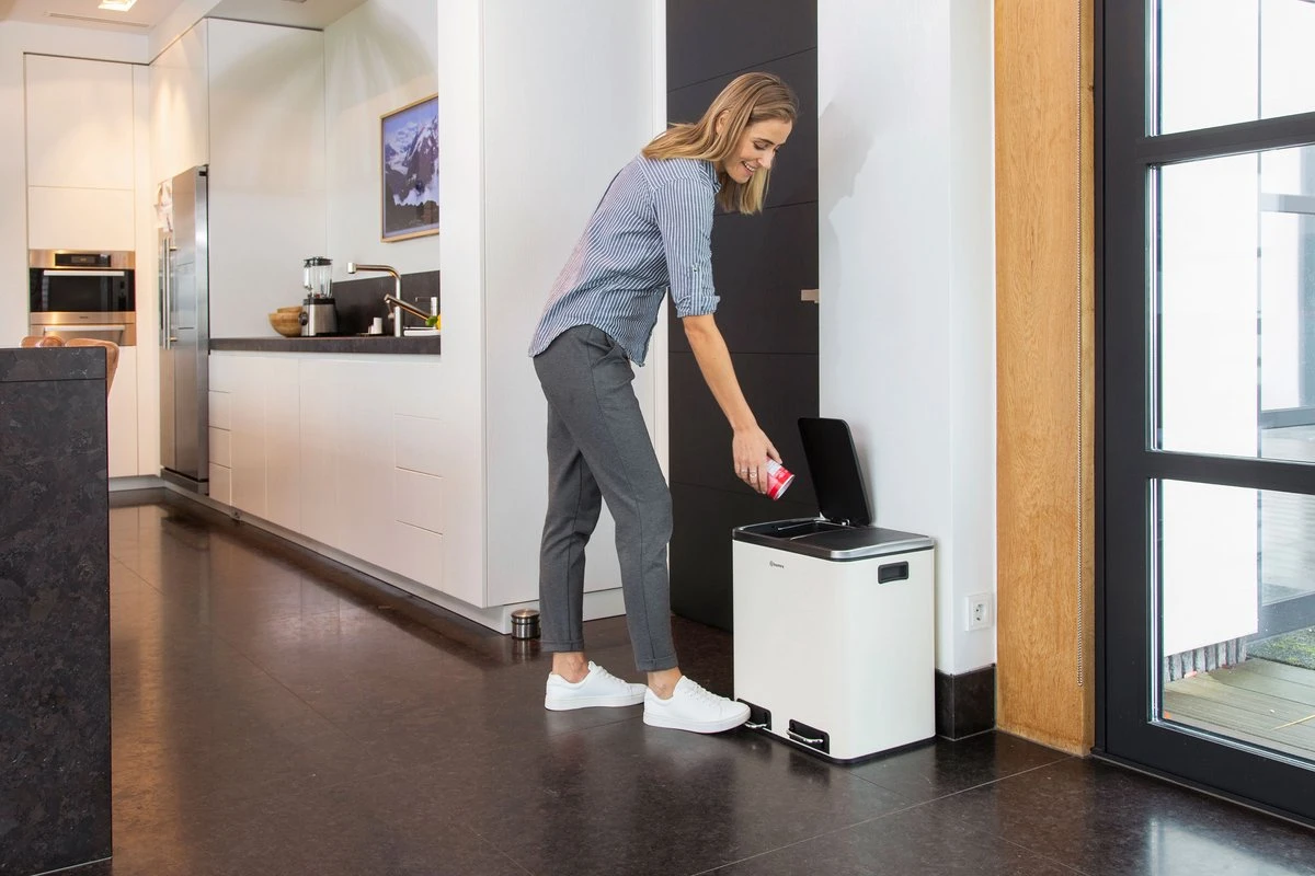 Homra BLINQ Afvalscheiding Prullenbak Met 2 Vakken - 2 X 15 L Inhoud - Duo Pedaalemmer Wit - Afvalemmer 30 Liter - Recycle Afvalbak - Witte Afvalscheidingsprullenbak - Hygiënisch Afval Scheiden - Keuken Vuilbak - Kantoor 7 Homra BLINQ Afvalscheiding Prullenbak Met 2 Vakken - 2 X 15 L Inhoud - Duo Pedaalemmer Wit - Afvalemmer 30 Liter - Recycle Afvalbak - Witte Afvalscheidingsprullenbak - Hygiënisch Afval Scheiden - Keuken Vuilbak - Kantoor - Afbeelding 5