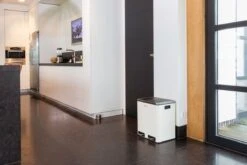 Homra BLINQ Afvalscheiding Prullenbak Met 2 Vakken - 2 X 15 L Inhoud - Duo Pedaalemmer Wit - Afvalemmer 30 Liter - Recycle Afvalbak - Witte Afvalscheidingsprullenbak - Hygiënisch Afval Scheiden - Keuken Vuilbak - Kantoor 25 Homra BLINQ Afvalscheiding Prullenbak Met 2 Vakken - 2 X 15 L Inhoud - Duo Pedaalemmer Wit - Afvalemmer 30 Liter - Recycle Afvalbak - Witte Afvalscheidingsprullenbak - Hygiënisch Afval Scheiden - Keuken Vuilbak - Kantoor -Huishoudelijke Schoonmaak 1200x800 140