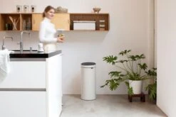 Brabantia Touch Bin Prullenbak - 30 L - Soft Beige -Huishoudelijke Schoonmaak 1200x800 174