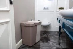 Motek® - Wasmand - 2 Vakken Met Deksel - Met Touch Deksel - Gemaakt Van 100% Gerecycled Kunststof - 80 L - Wasmand Met Deksel - Wassorteerder - Grijs - Wit -Huishoudelijke Schoonmaak 1200x800 28