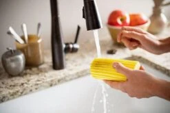 Scrub Daddy Damp Duster - Wonder Stoffer - Geel 9 Scrub Daddy Damp Duster - Wonder Stoffer - Geel -Huishoudelijke Schoonmaak 1200x802 3