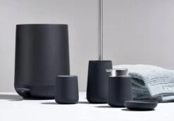 Zone Denmark Nova Pedaalemmer - Prullenbak - 3 Liter Inhoud - Met Pedaal - Zwart 17 Zone Denmark Nova Pedaalemmer - Prullenbak - 3 Liter Inhoud - Met Pedaal - Zwart -Huishoudelijke Schoonmaak 1200x841 6