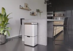 Homra DEXER Afvalscheiding Prullenbak - 4 Vakken - 60 Liter (2×18L + 2×12L) - Recycle Sensor Prullenbak - RVS Afvalemmer - Afvalscheidingsprullenbak - Design Keuken Afvalemmer - Automatische Lucht- En Bacterie Filter - Soft Close Deksel – Kleur Wit -Huishoudelijke Schoonmaak 1200x847 10