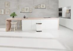 Prullenbak Met Pedaal - 50 Liter - RVS - Wit - Pedaalemmer StangVollby Osdall - Automatisch Lucht Filter - Odor Control - 50L Capaciteit - Soft Close Deksel - Afvalemmer - Met Hengsel - Afval Aandrukken - Scandinavisch Design - Hygiënisch -Huishoudelijke Schoonmaak 1200x848 7