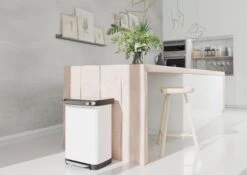 Prullenbak Met Pedaal - 50 Liter - RVS - Wit - Pedaalemmer StangVollby Osdall - Automatisch Lucht Filter - Odor Control - 50L Capaciteit - Soft Close Deksel - Afvalemmer - Met Hengsel - Afval Aandrukken - Scandinavisch Design - Hygiënisch -Huishoudelijke Schoonmaak 1200x848 8